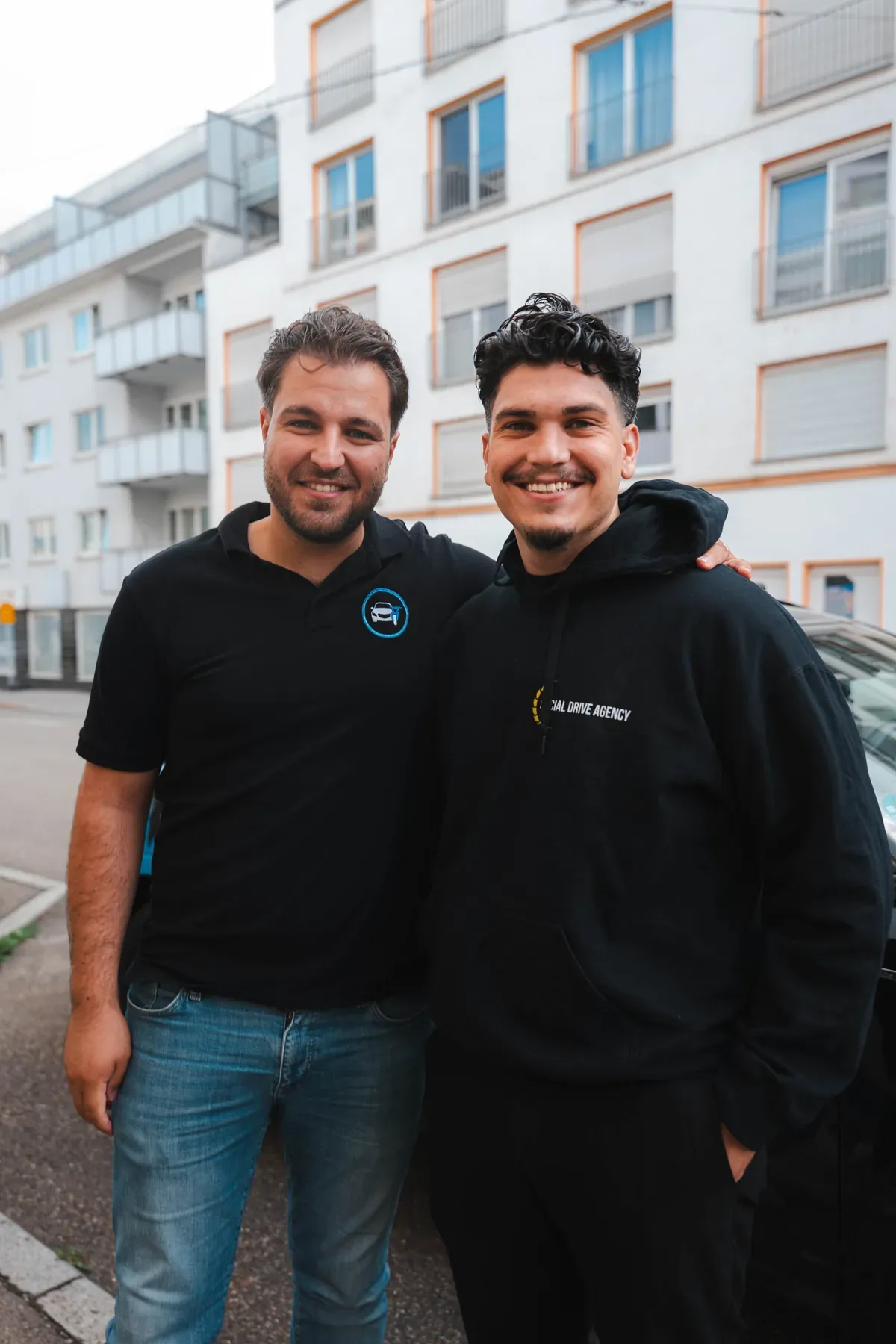 Das Social Drive Team vor dem Fahrschulauto